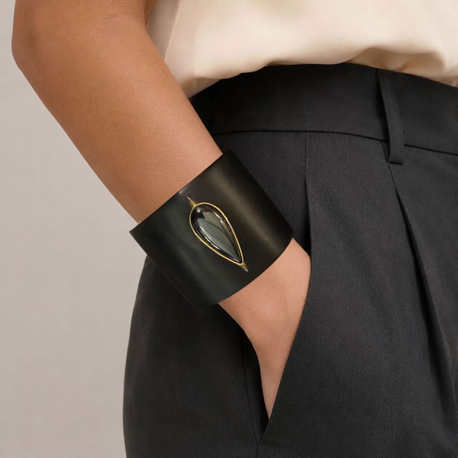 Ebony bracelet with a hematite teardrop Totem | BR EBGOCCIA
